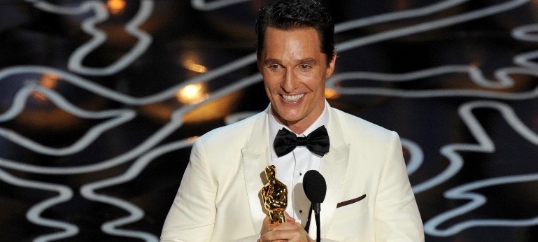 Matthew McConaughey holding oscar at academy awards ceremony