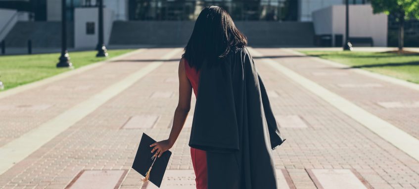 graduation student girl heading to the college building